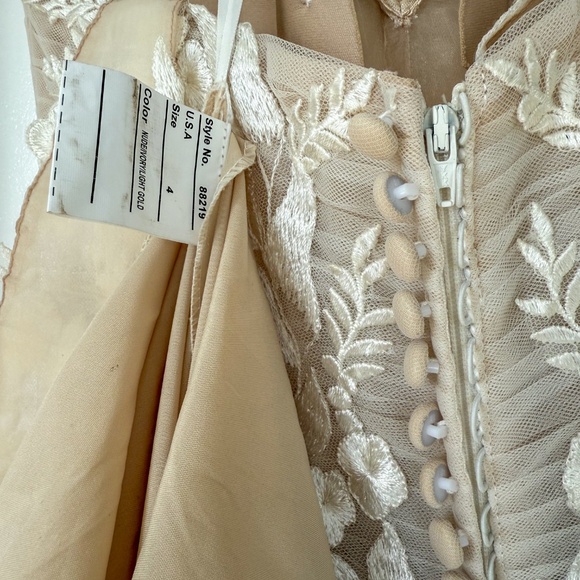 JUSTIN ALEXANDER Carlee A-Line Lace Wedding Dress - Detachable Straps Size 4 - Picture 13 of 16